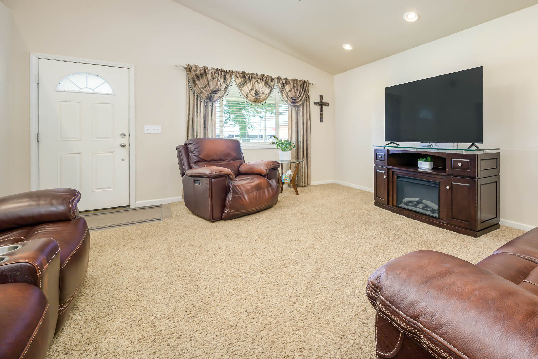 801 E 4th Street Property Photo 3