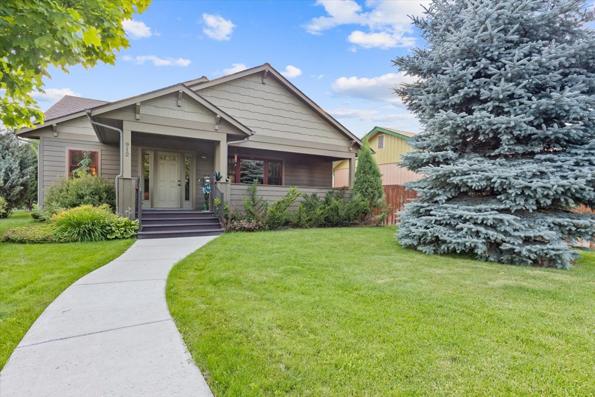 912 4th Avenue W Property Photo