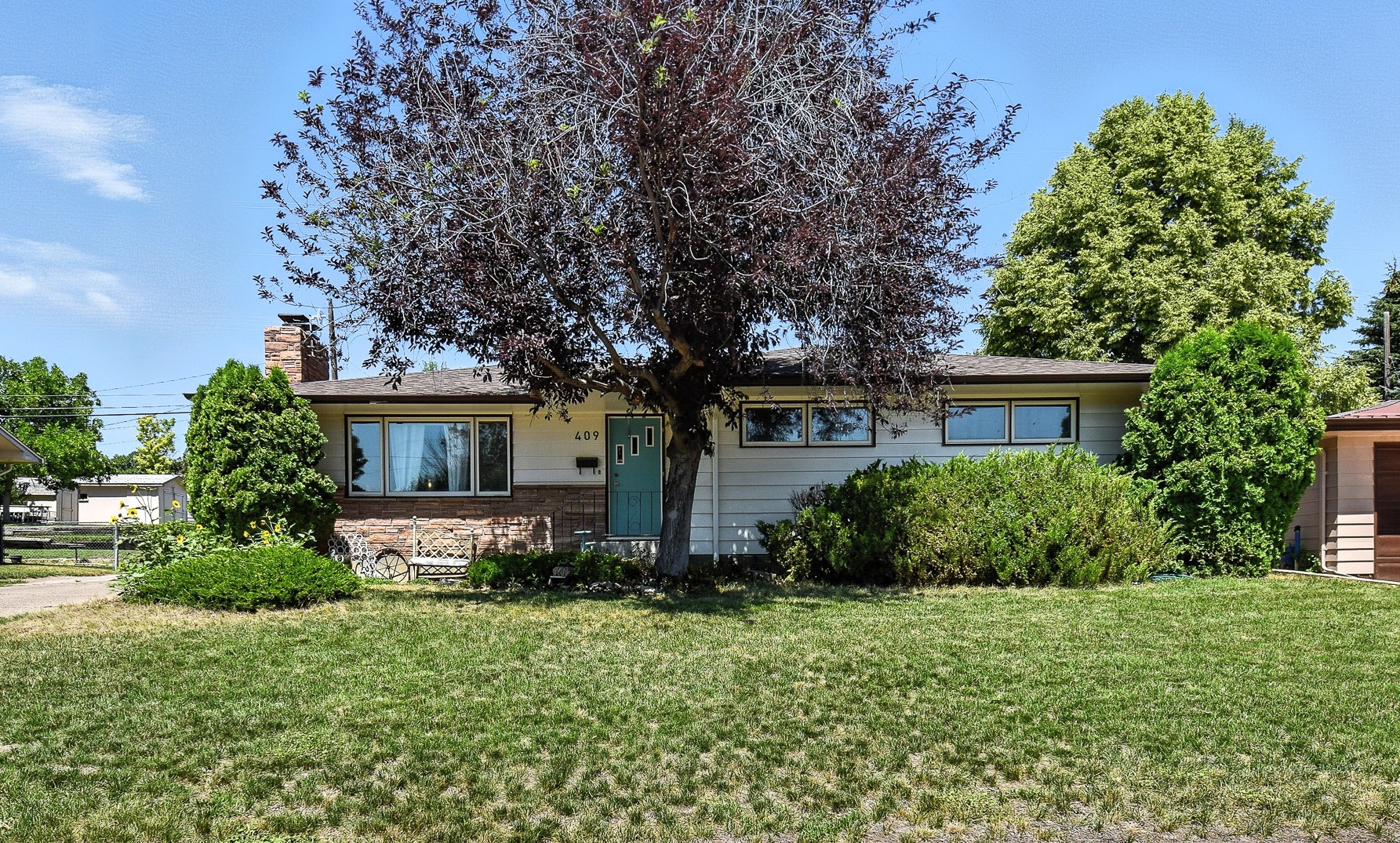 409 Riverview Drive E Property Photo