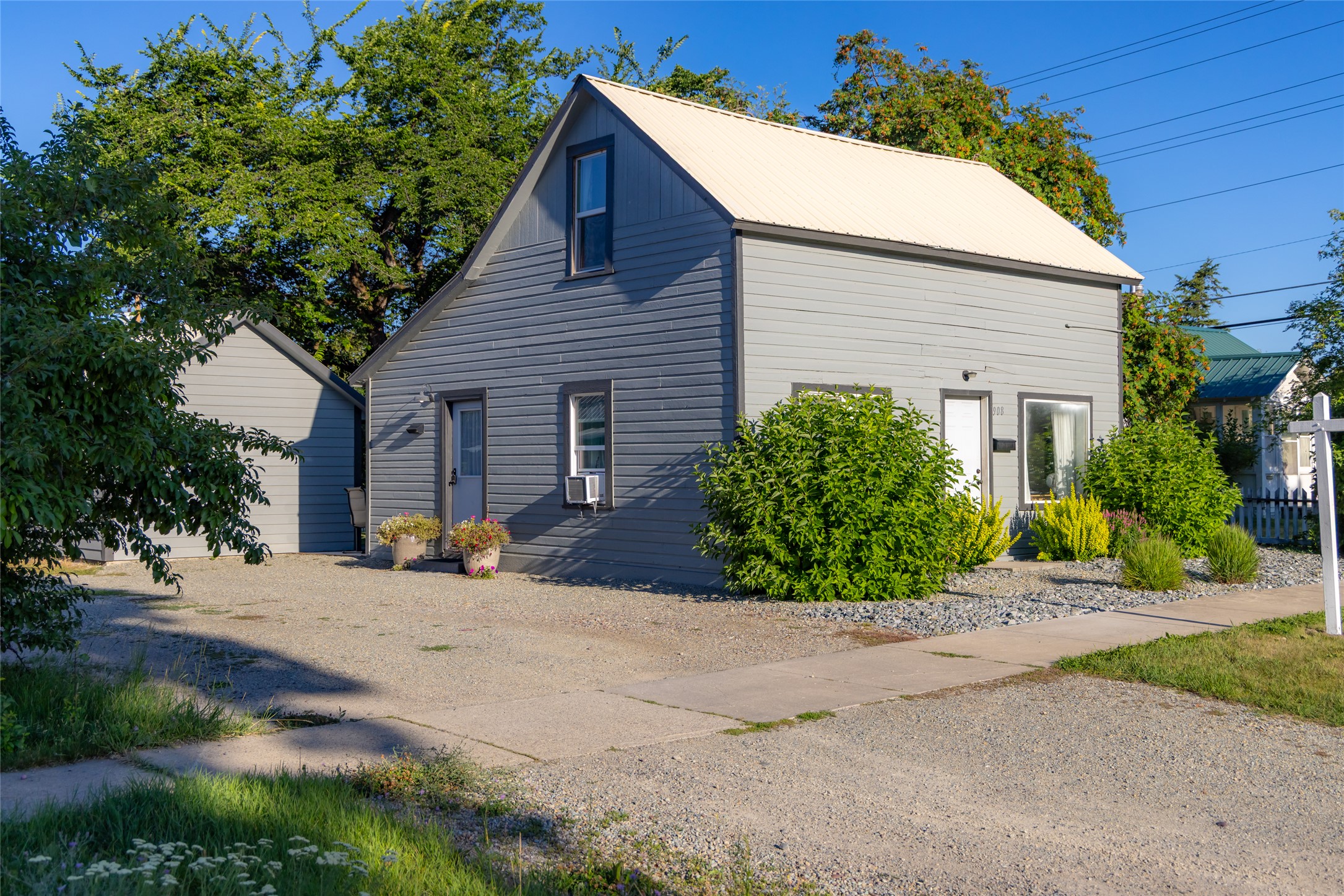908 5th Avenue W Property Photo