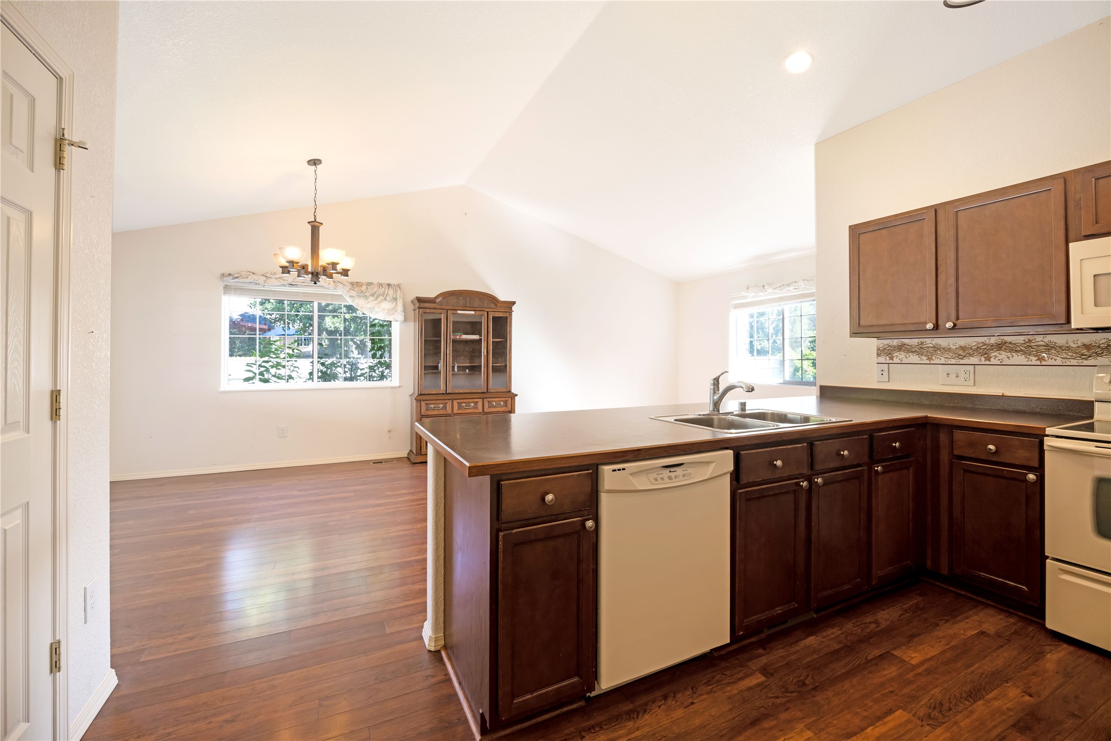 3846 Lexington Avenue Property Photo 5