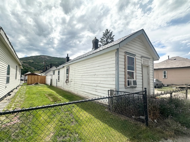 1105 E 4th Street Property Photo 2