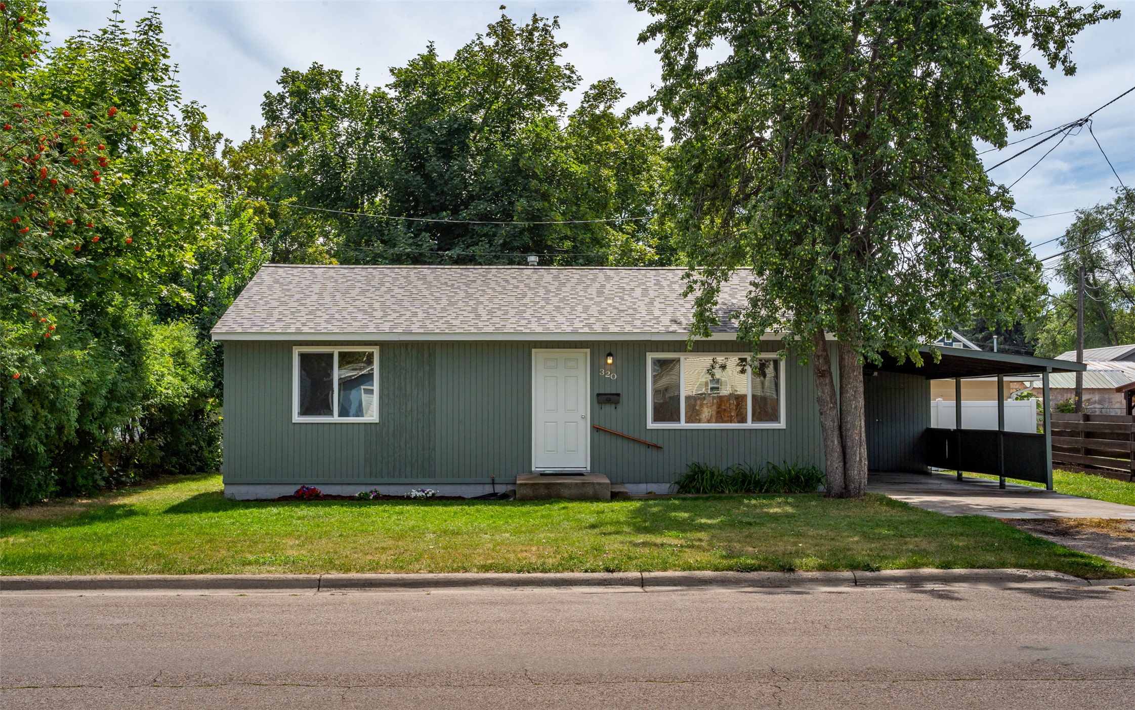 320 10th Street W Property Photo 1