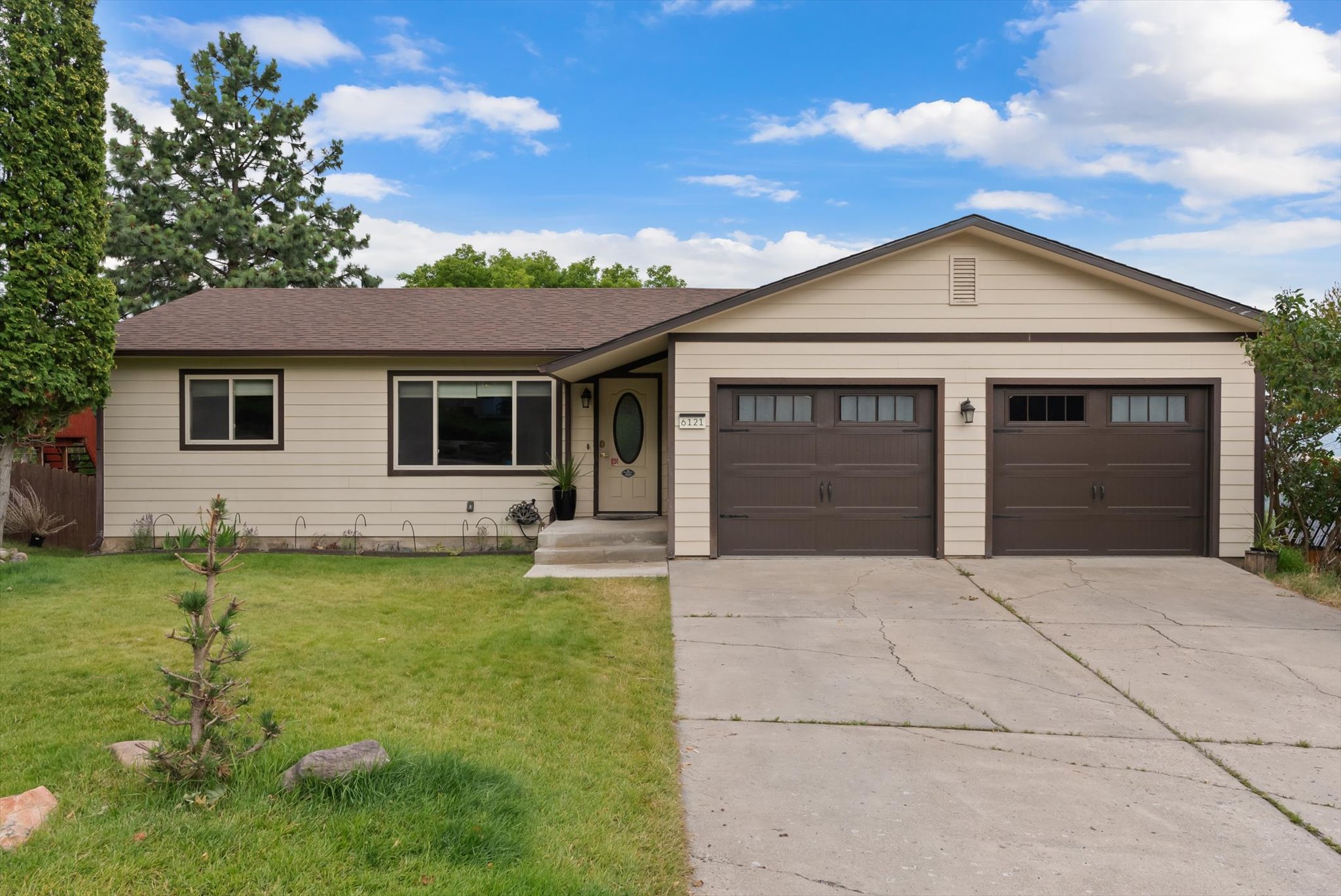 6121 Hillview Way Property Photo 1