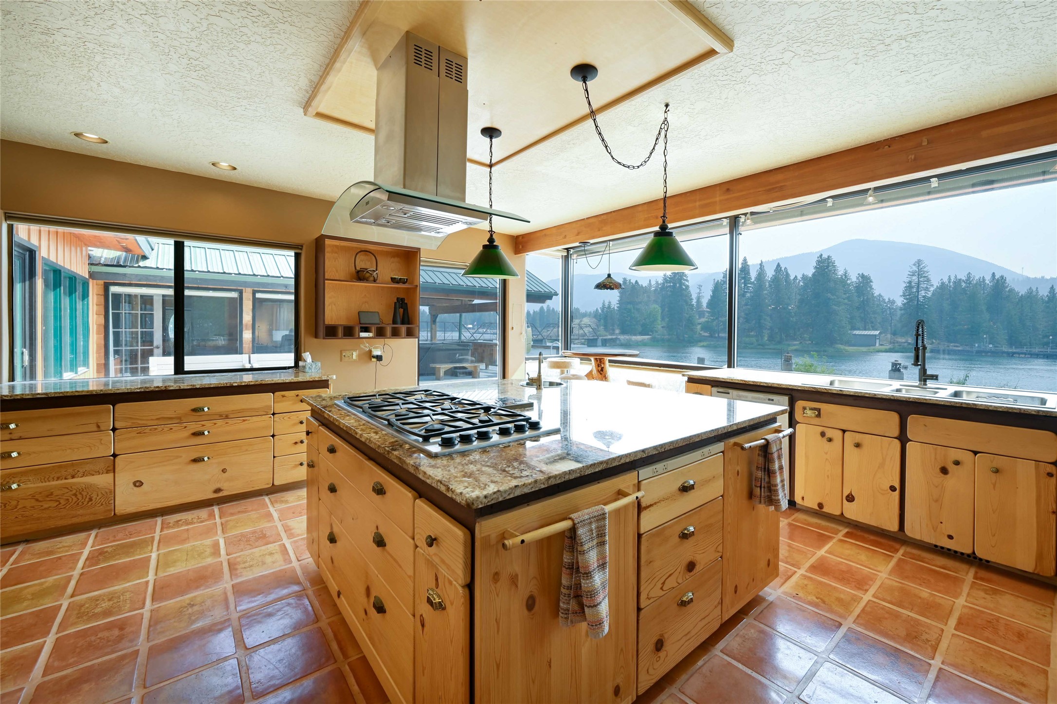 216 Lincoln Street S Property Photo 6