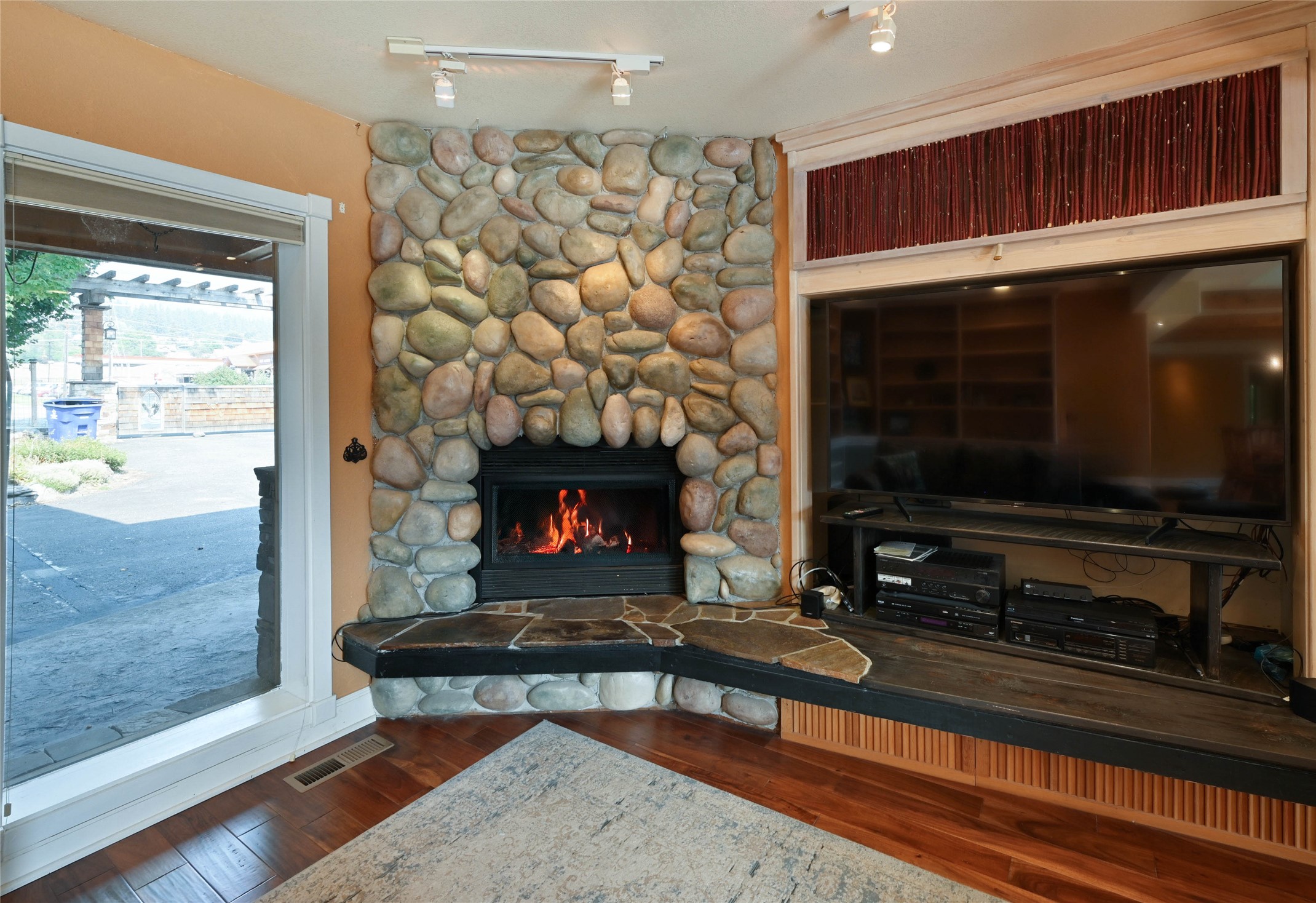 216 Lincoln Street S Property Photo 22