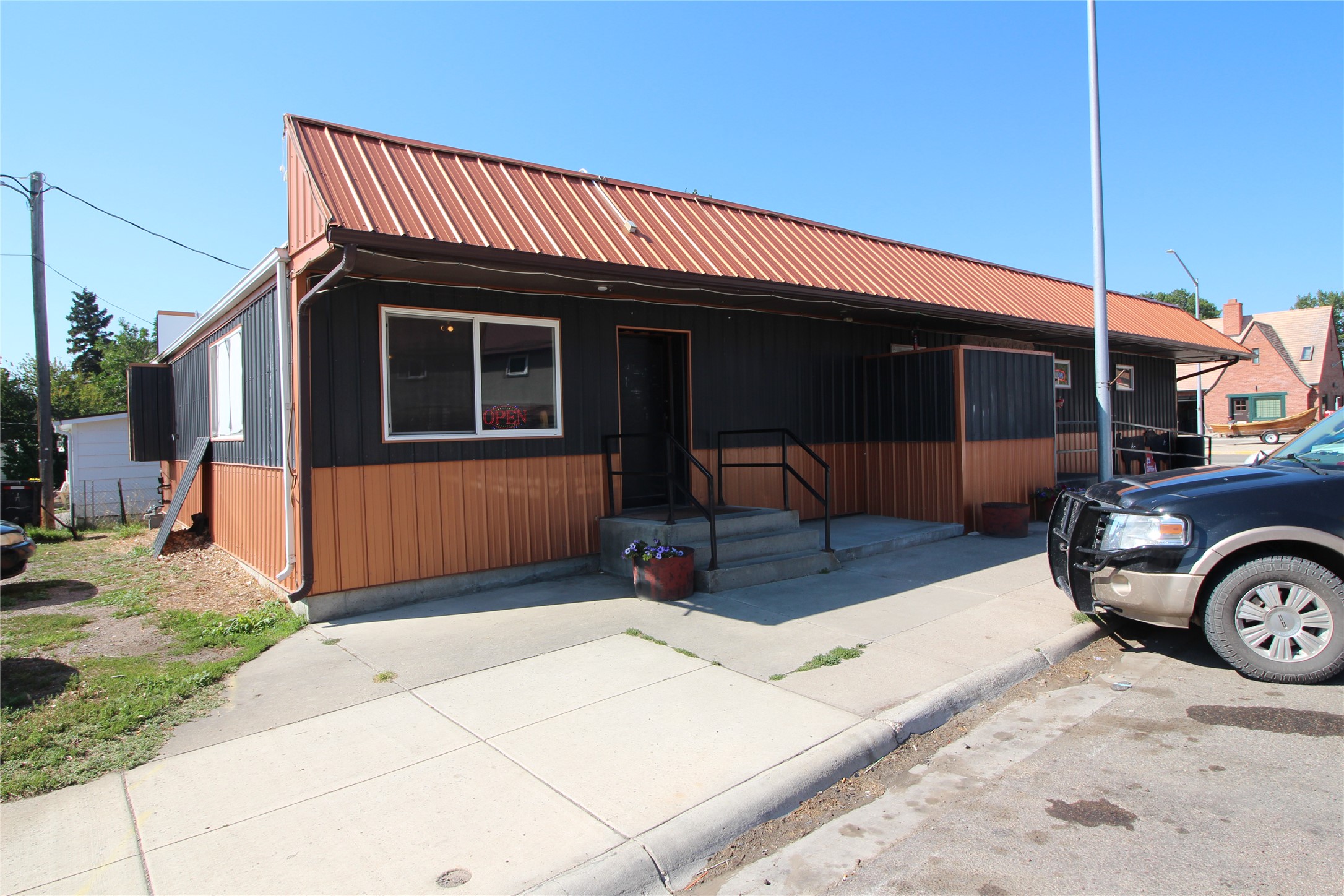 16 Central Avenue W Property Photo 2