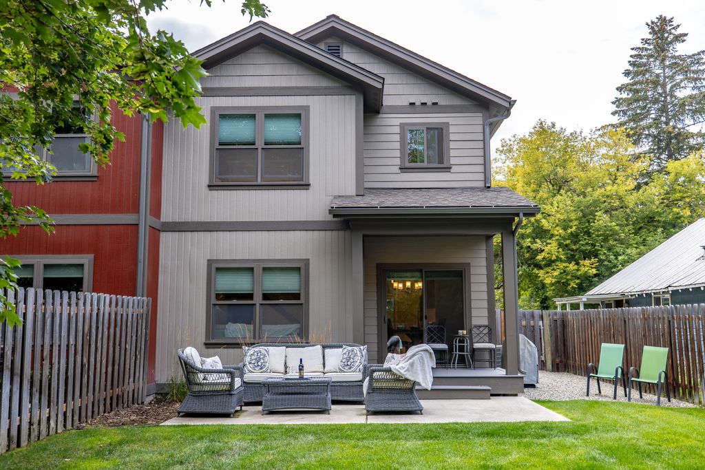 919 Columbia Avenue A Property Photo 3