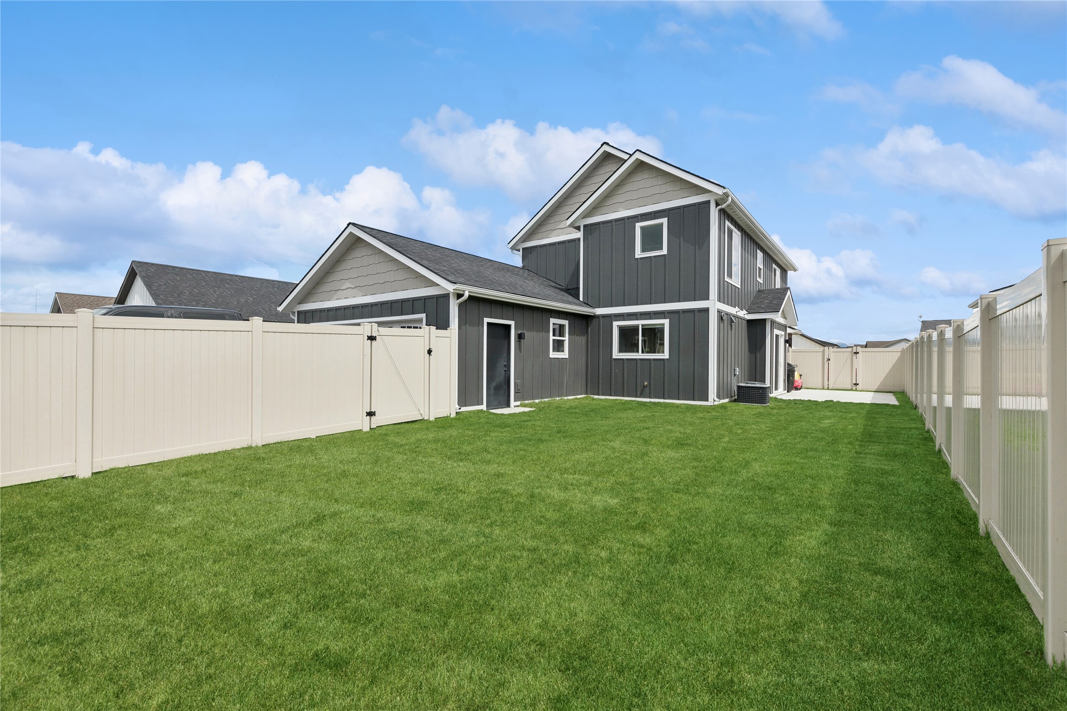 1216 Longfellow Trail Property Photo 5