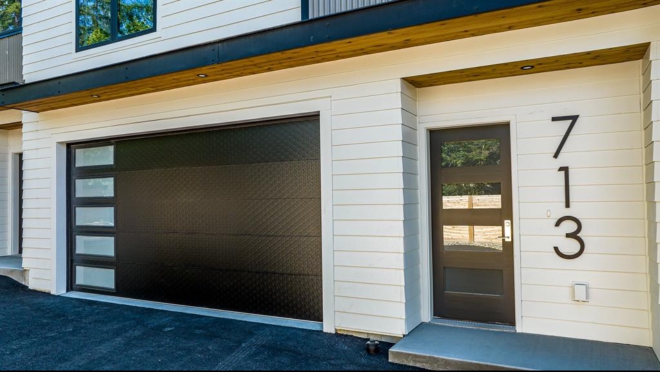 713 W 2nd Street W Property Photo 2