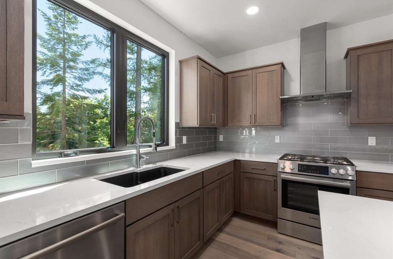 713 W 2nd Street W Property Photo 15