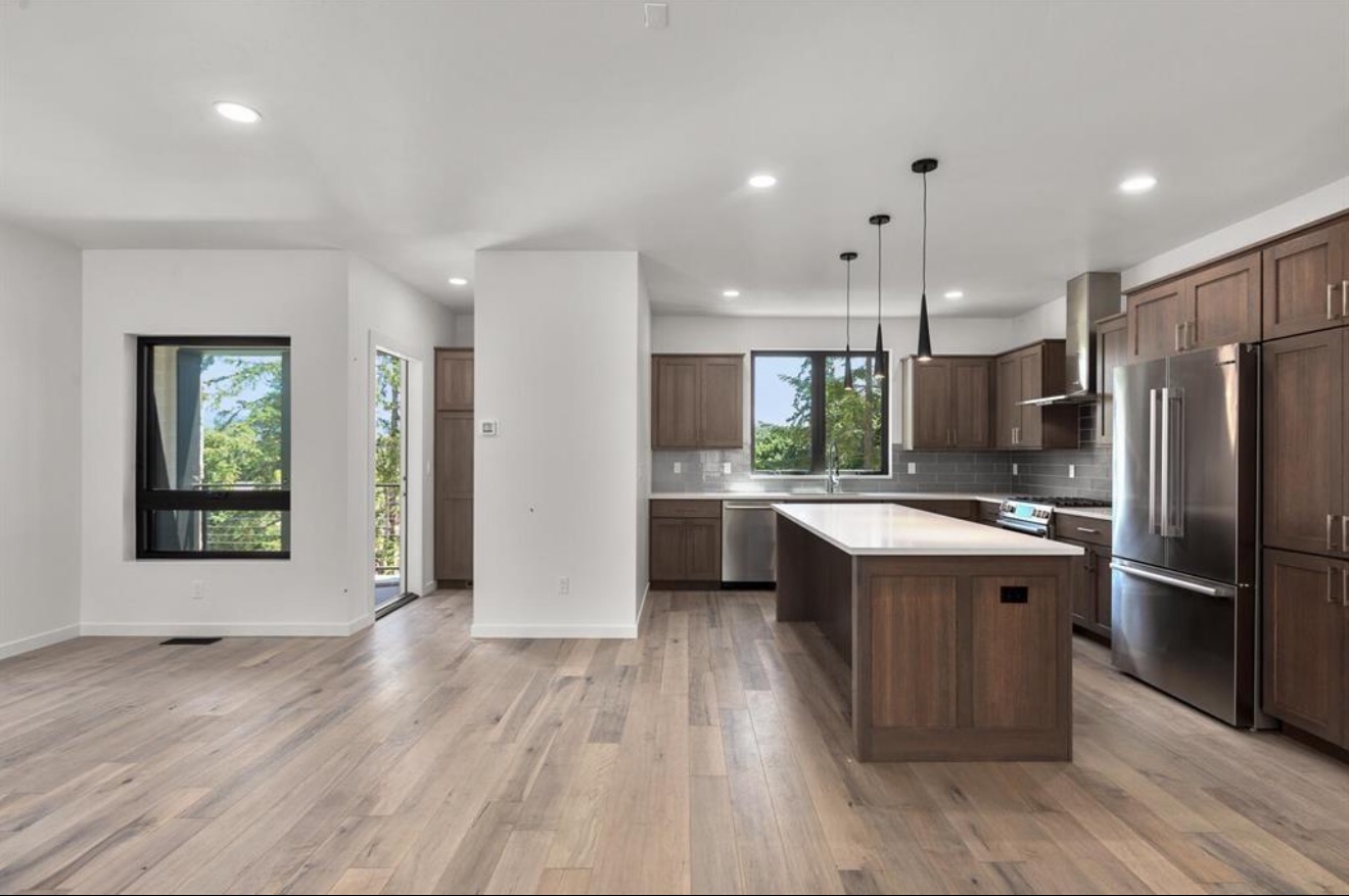 713 W 2nd Street W Property Photo 16