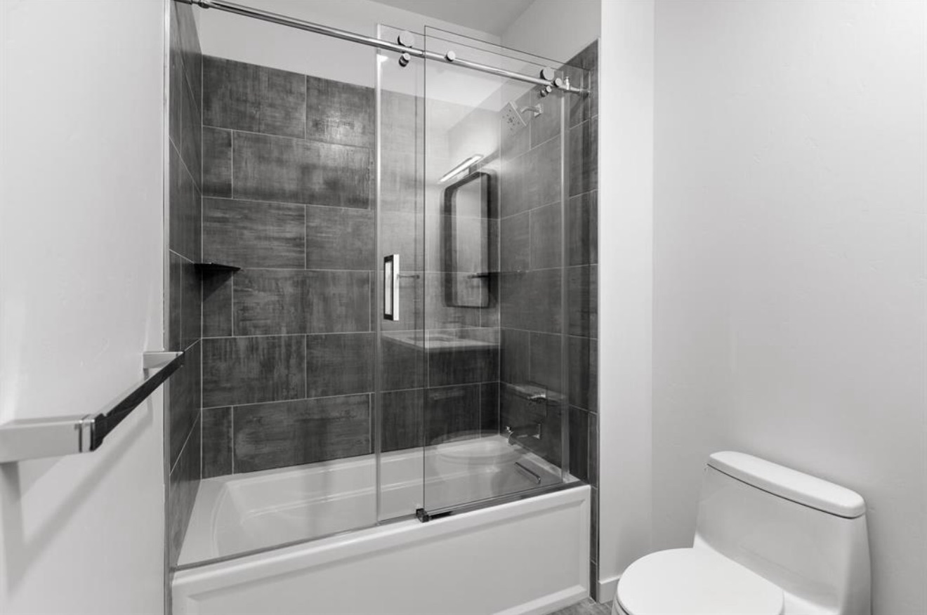 713 W 2nd Street W Property Photo 19