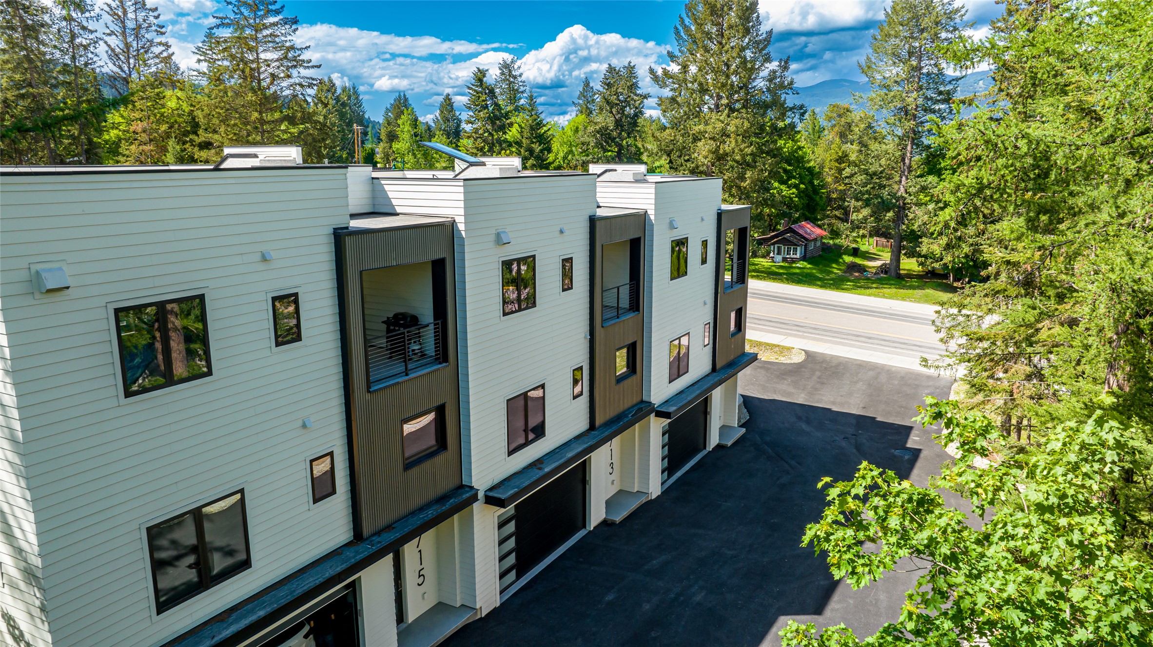 713 W 2nd Street W Property Photo 24