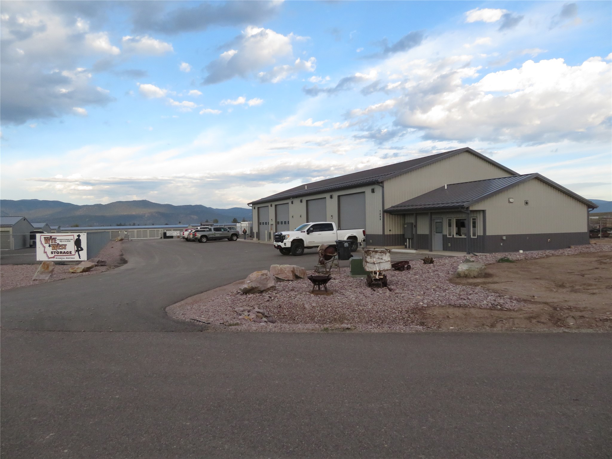 7099 Two Smokes Way Property Photo 3