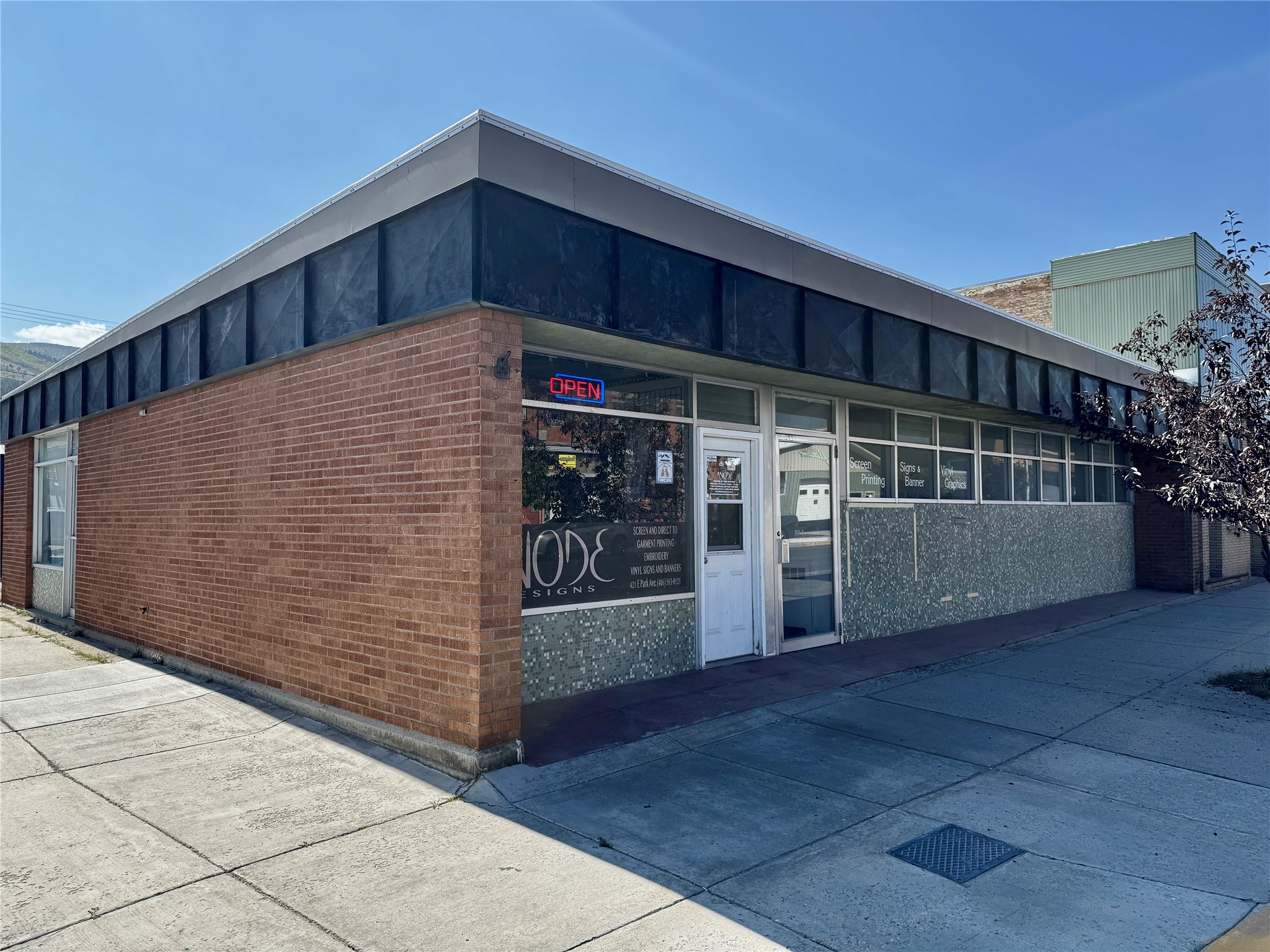 421 E Park Avenue Property Photo 4