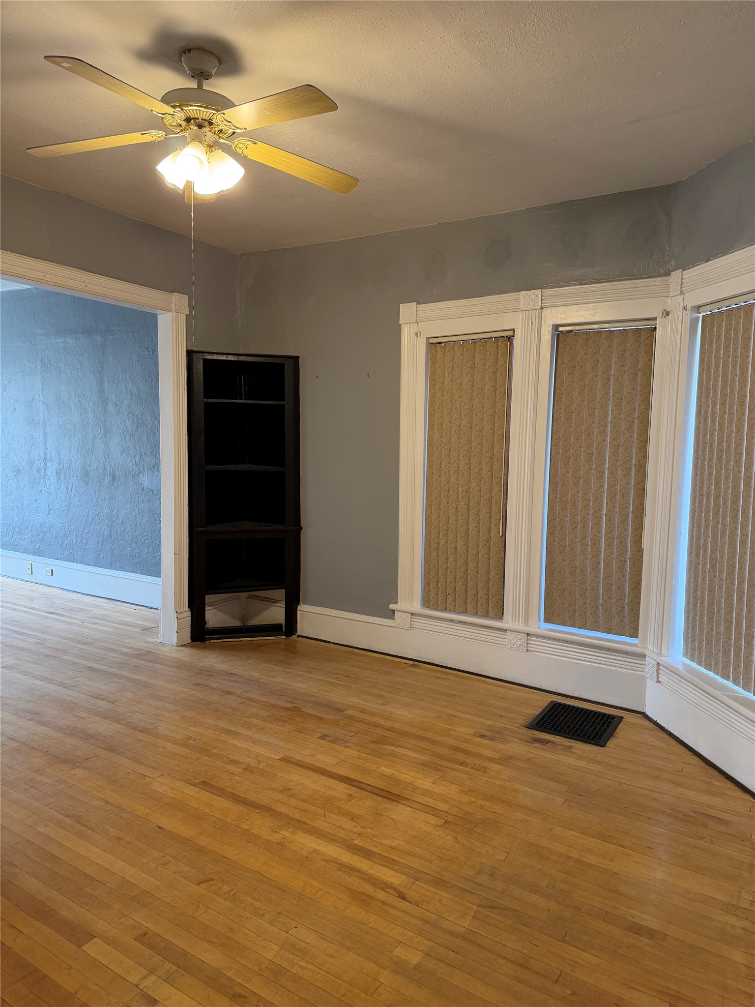 527 W Park Street Property Photo 8