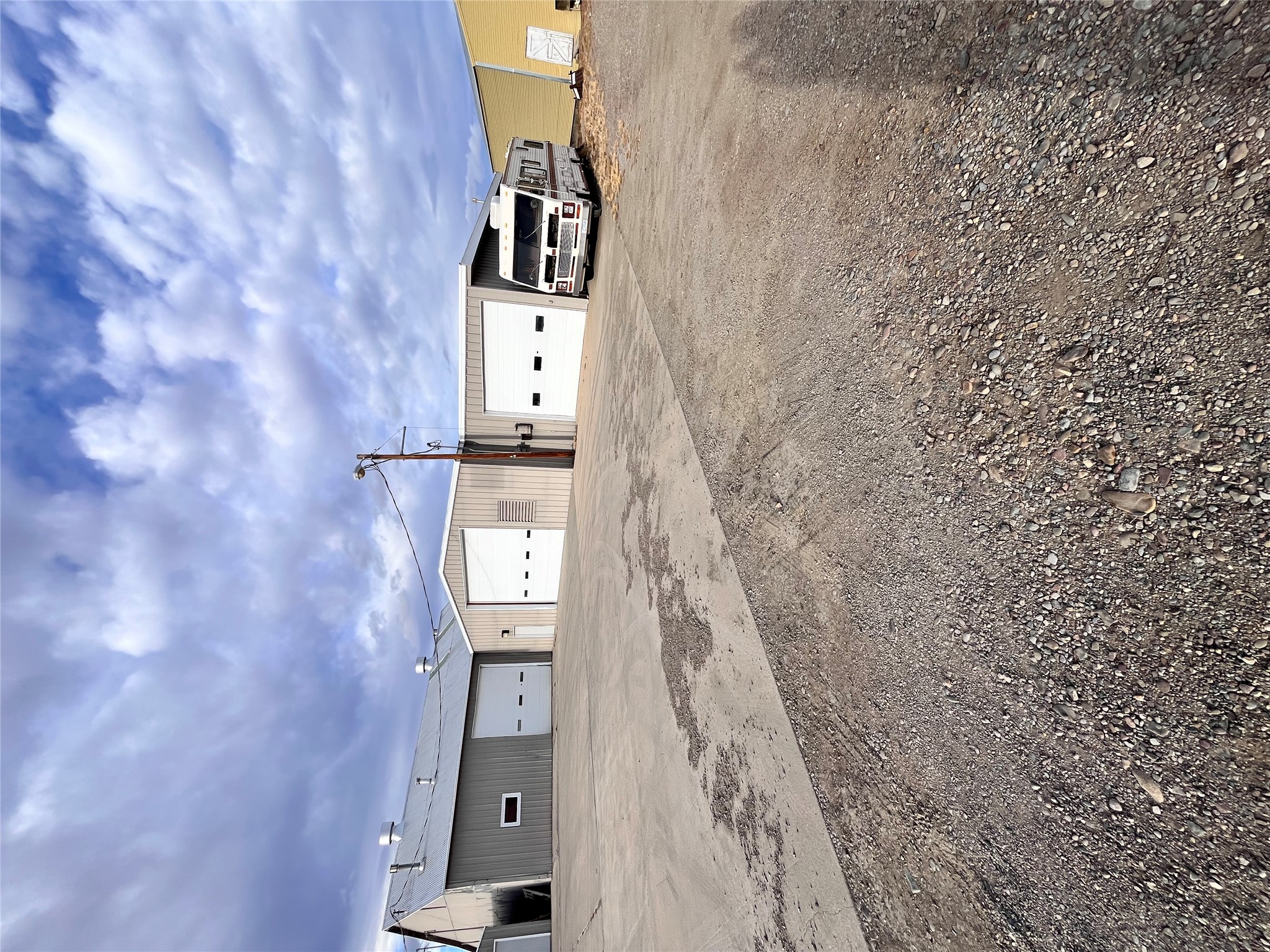 1117 E Railroad Street Property Photo 1