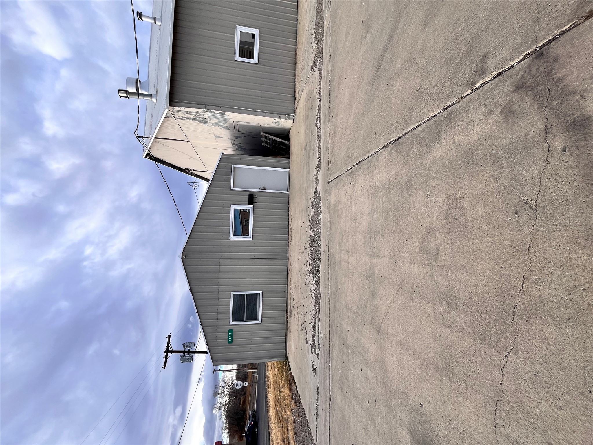 1117 E Railroad Street Property Photo 2