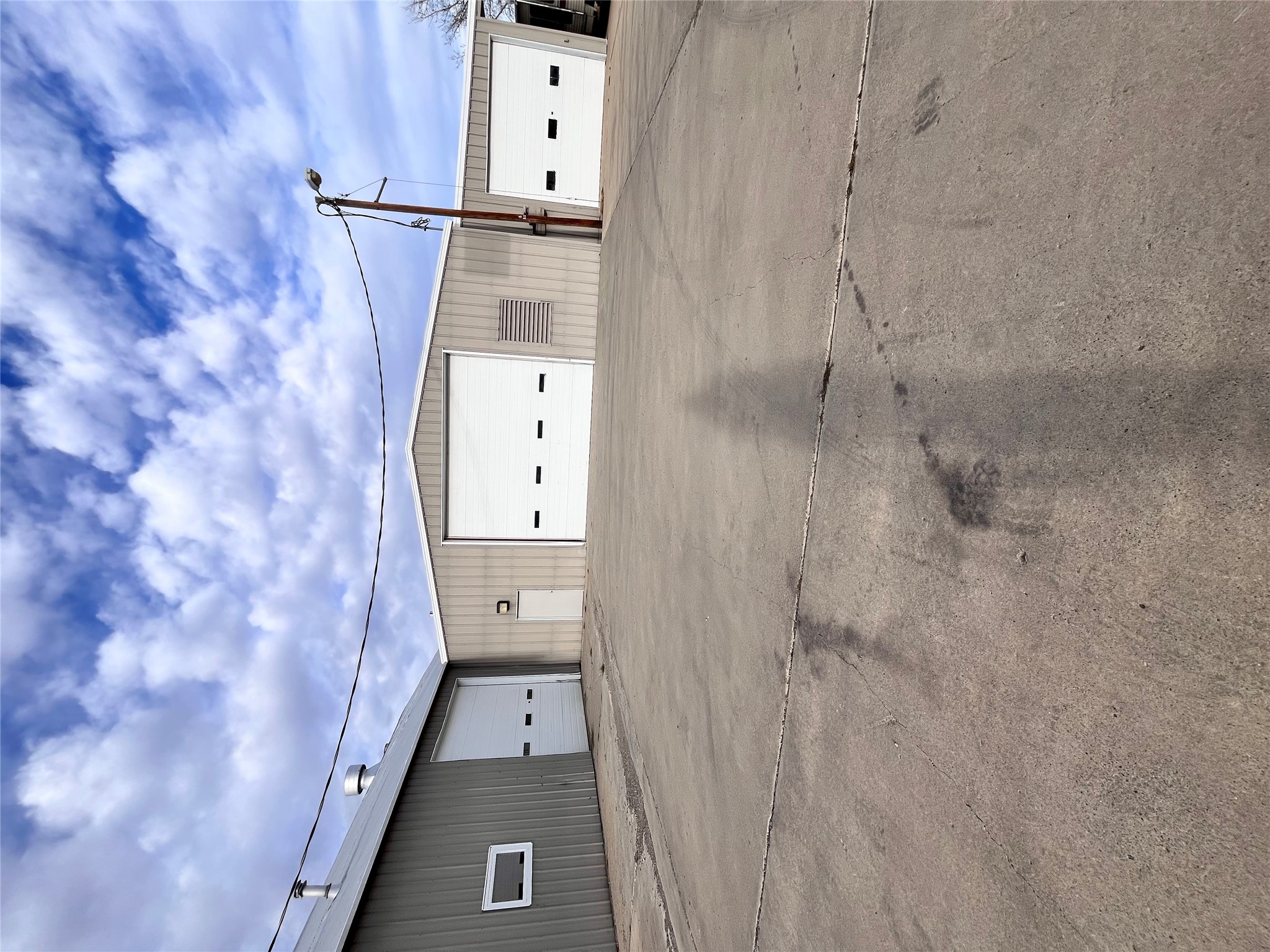 1117 E Railroad Street Property Photo 4