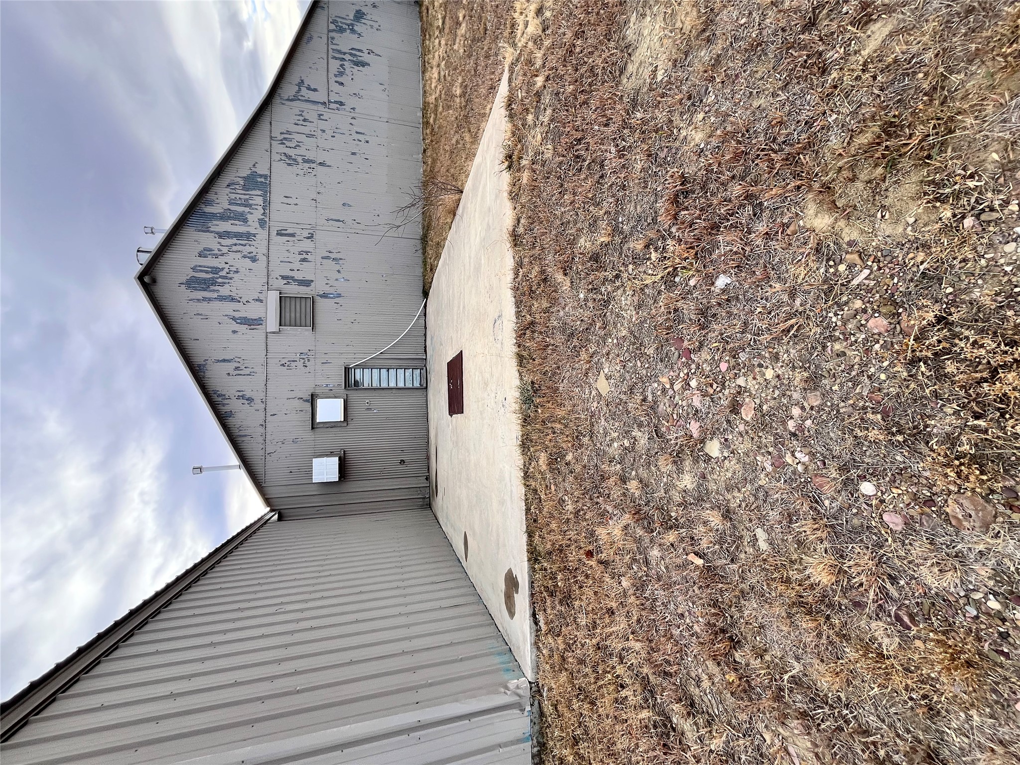 1117 E Railroad Street Property Photo 5