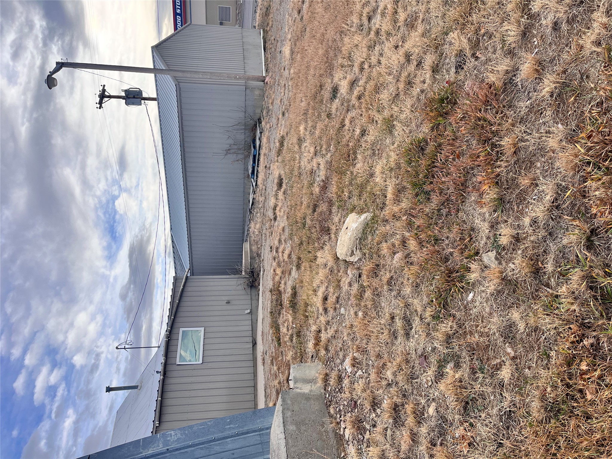1117 E Railroad Street Property Photo 6