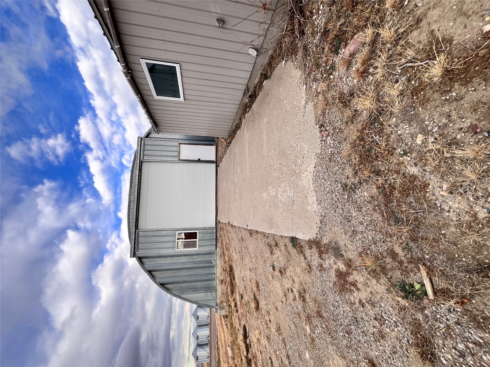 1117 E Railroad Street Property Photo 12