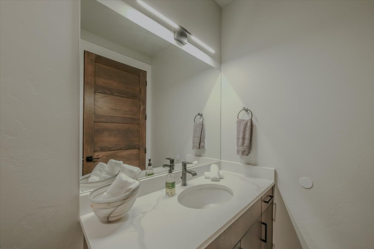 207 Stoner Loop A Property Photo 2