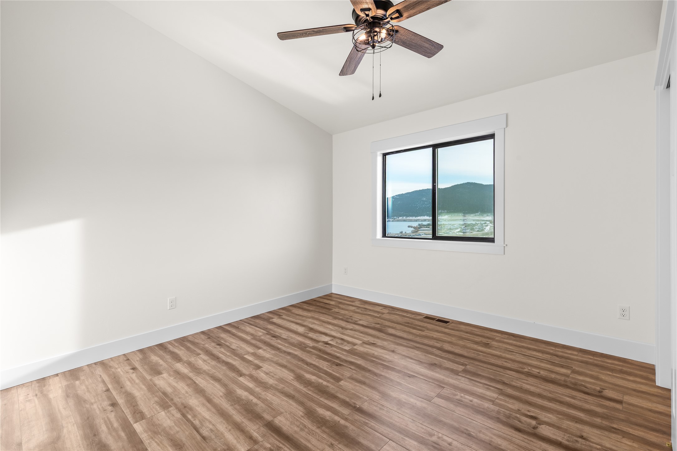 25582 Left Hand Drive Property Photo 21