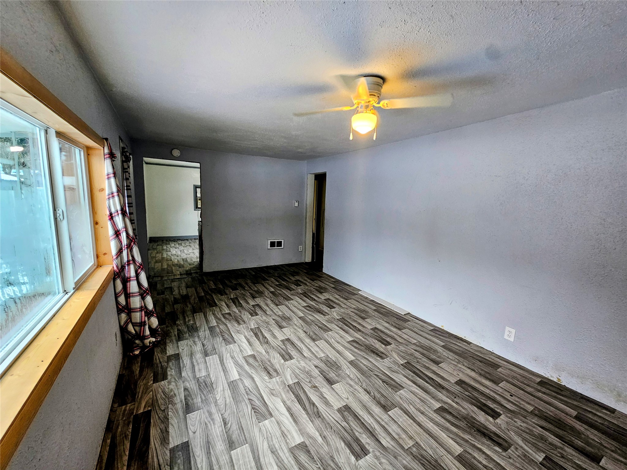 612 W 1st Street Property Photo 2