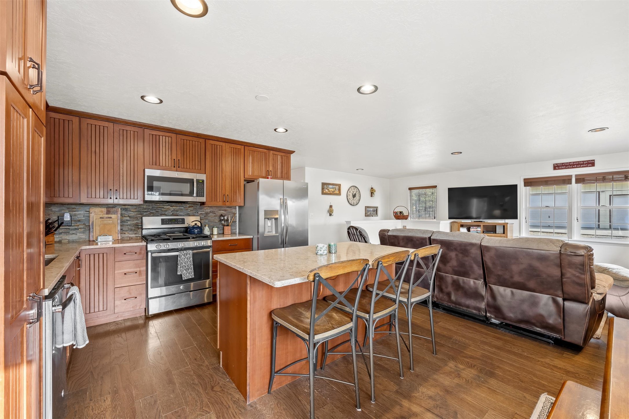 333 Hillview Drive Property Photo 5