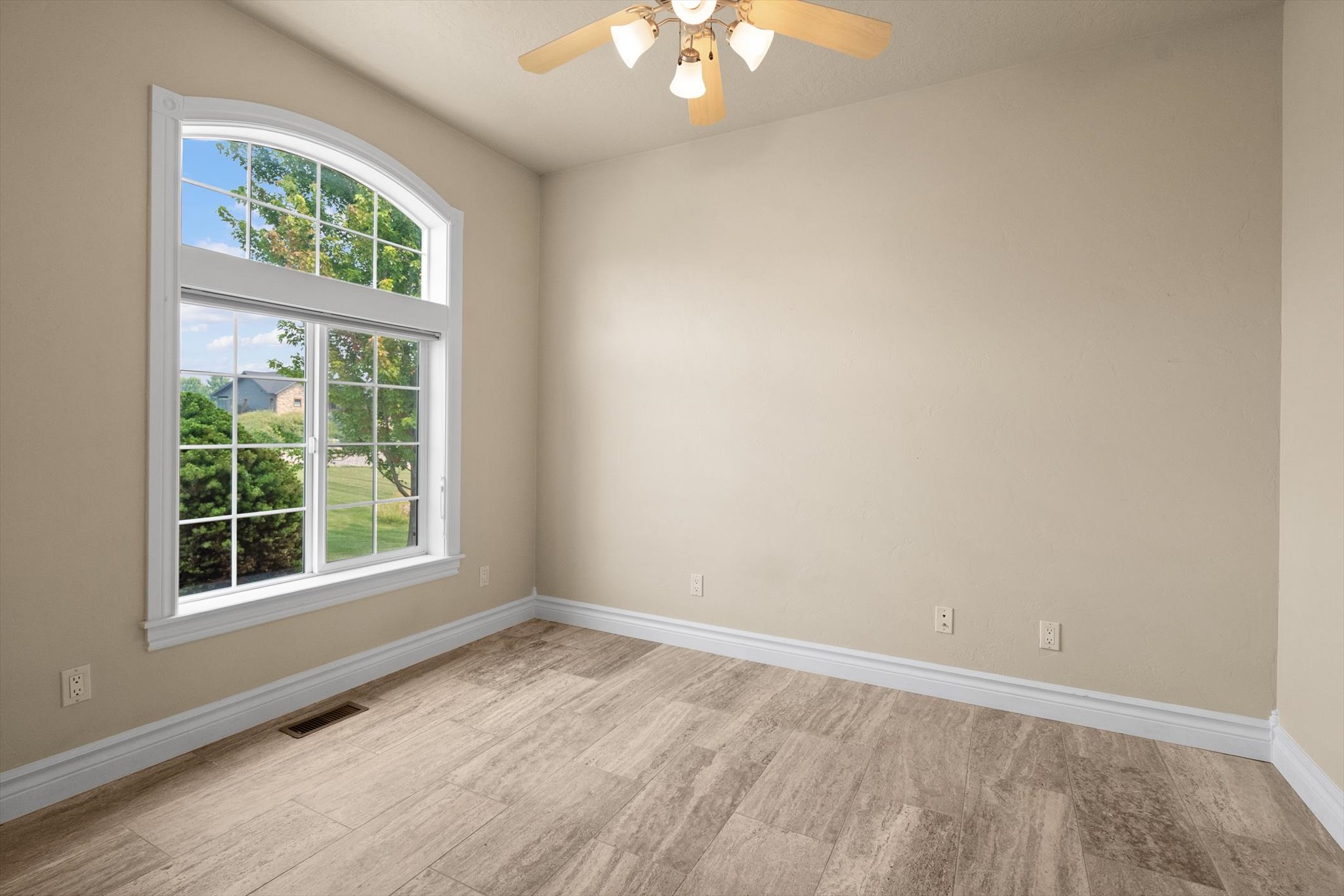 605 Stoneridge Drive Property Photo 8