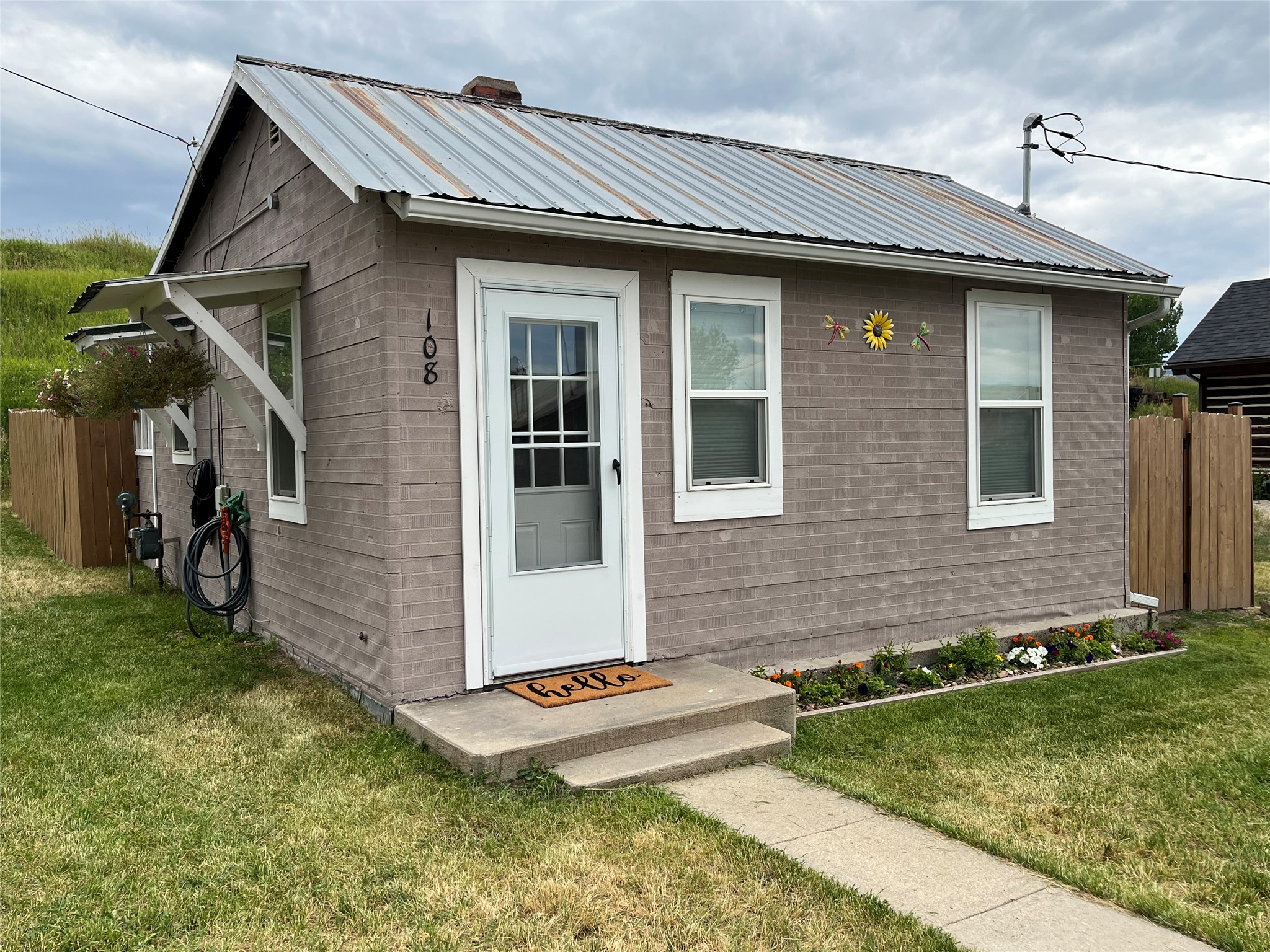 108 E Hickey Street Property Photo 1