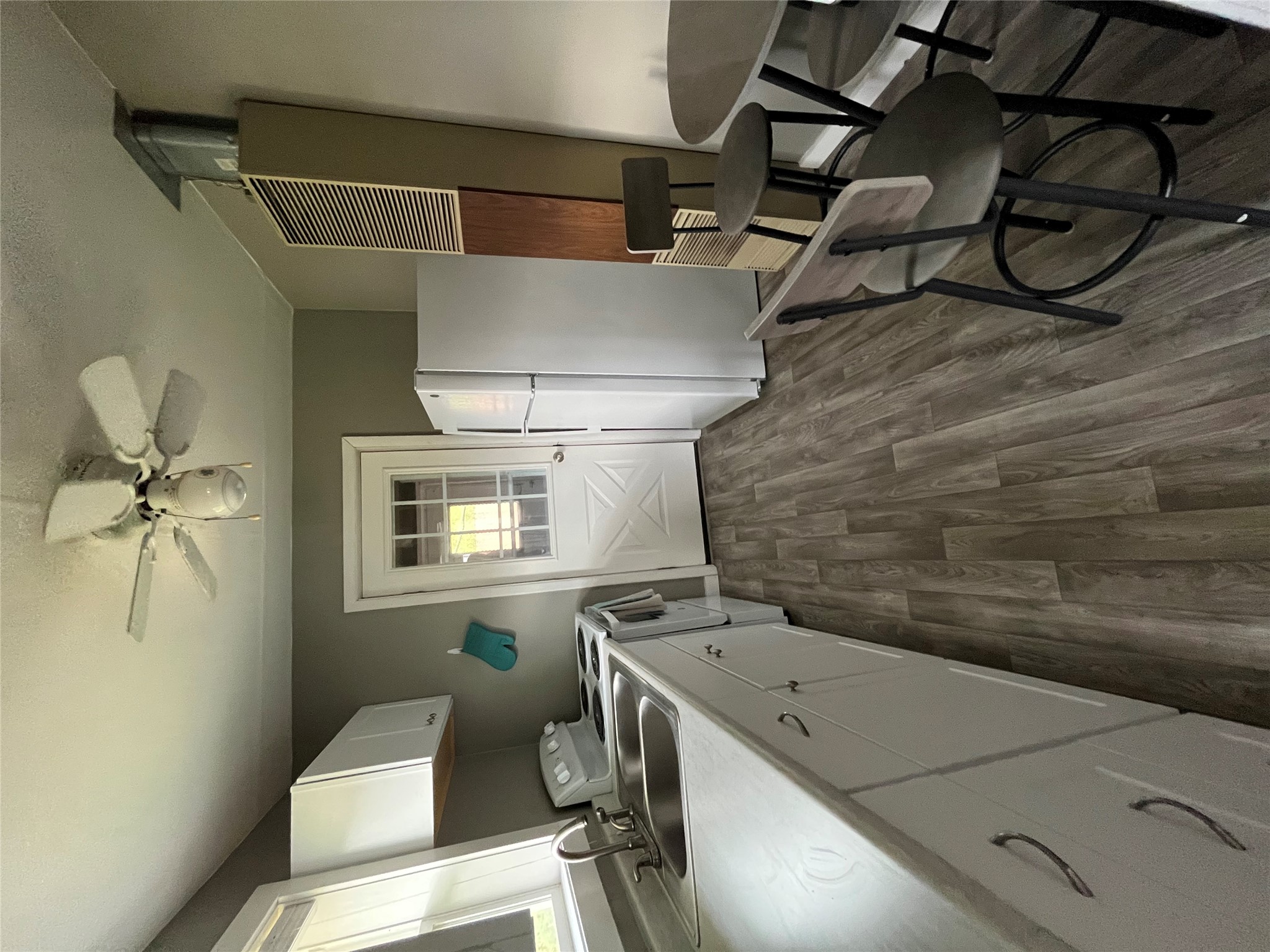 108 E Hickey Street Property Photo 7
