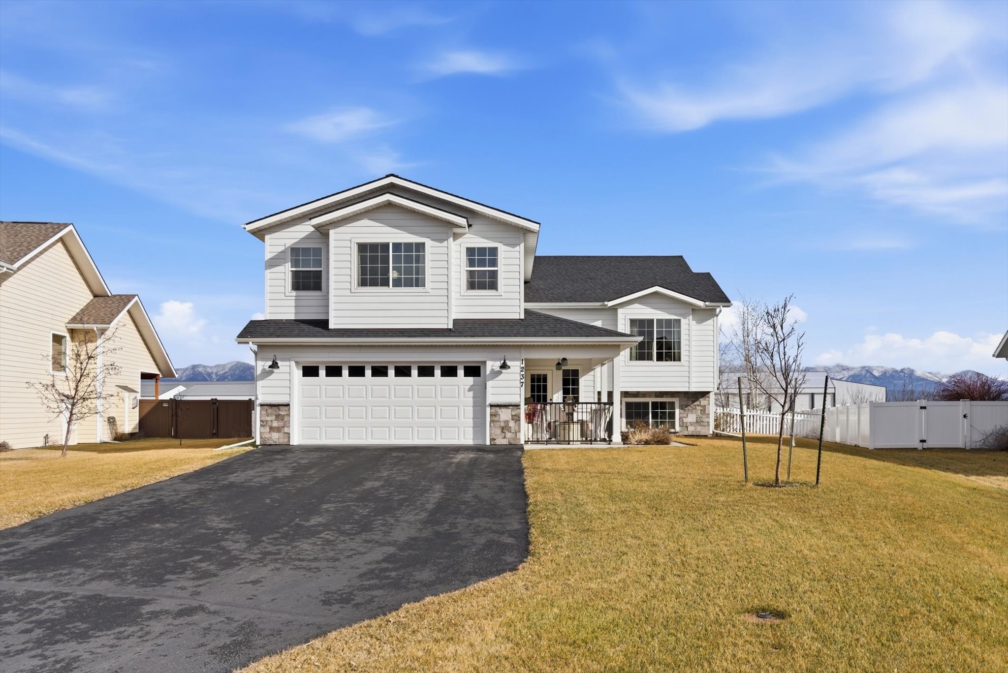 1237 Mackinaw Loop Property Photo 1