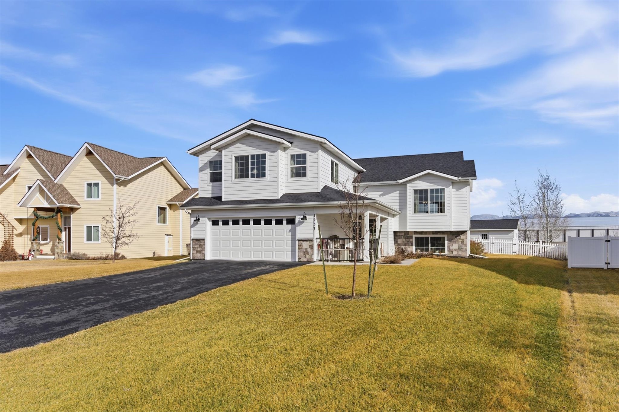 1237 Mackinaw Loop Property Photo 5