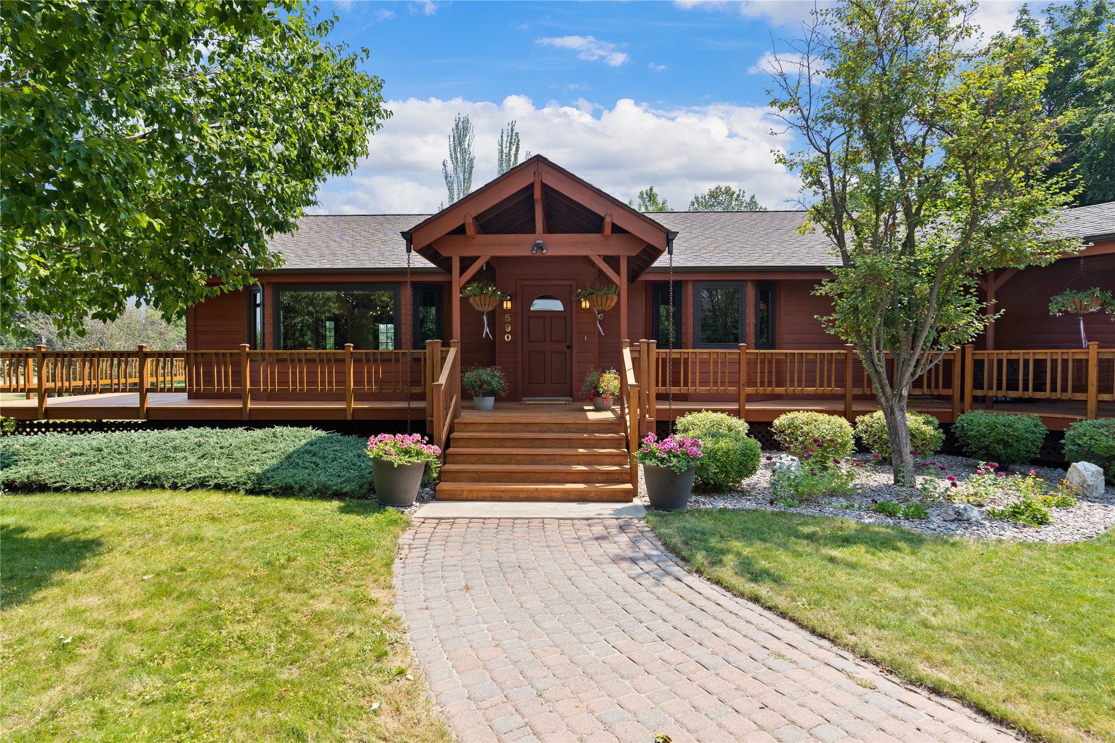 590 Country Way N Property Photo 1