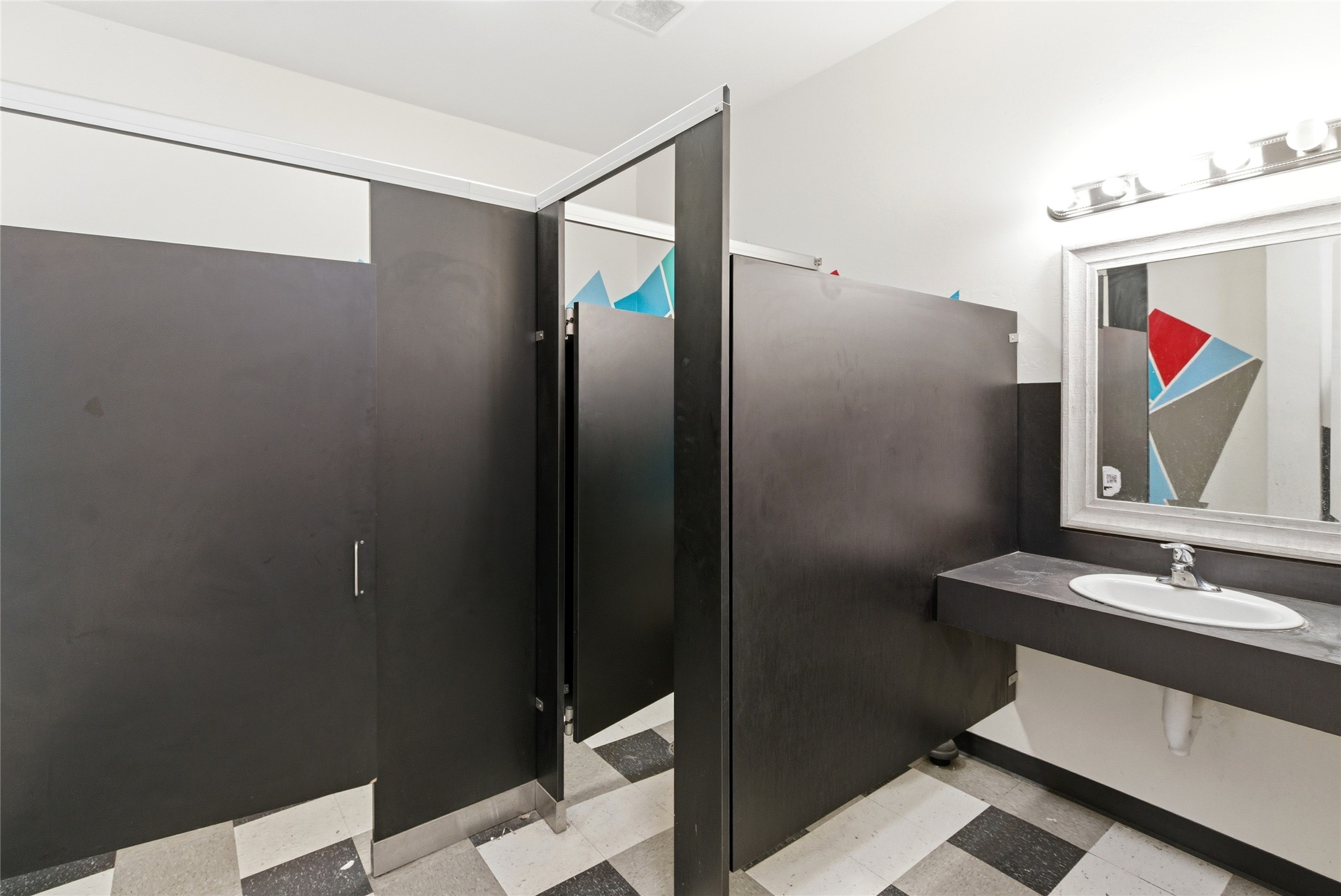 307 Nucleus Avenue Property Photo 8