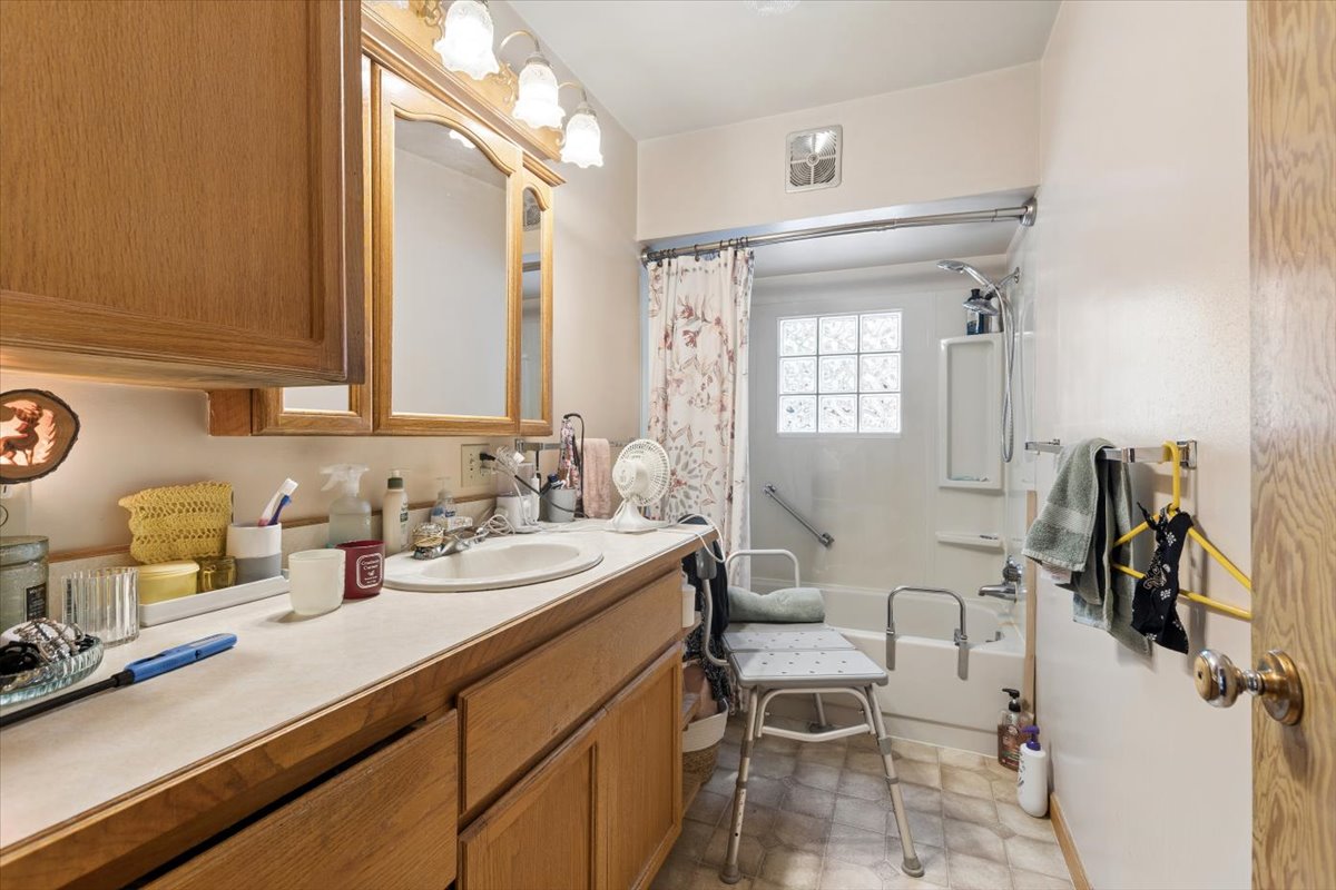 2260 E Lakeshore Drive Property Photo 17
