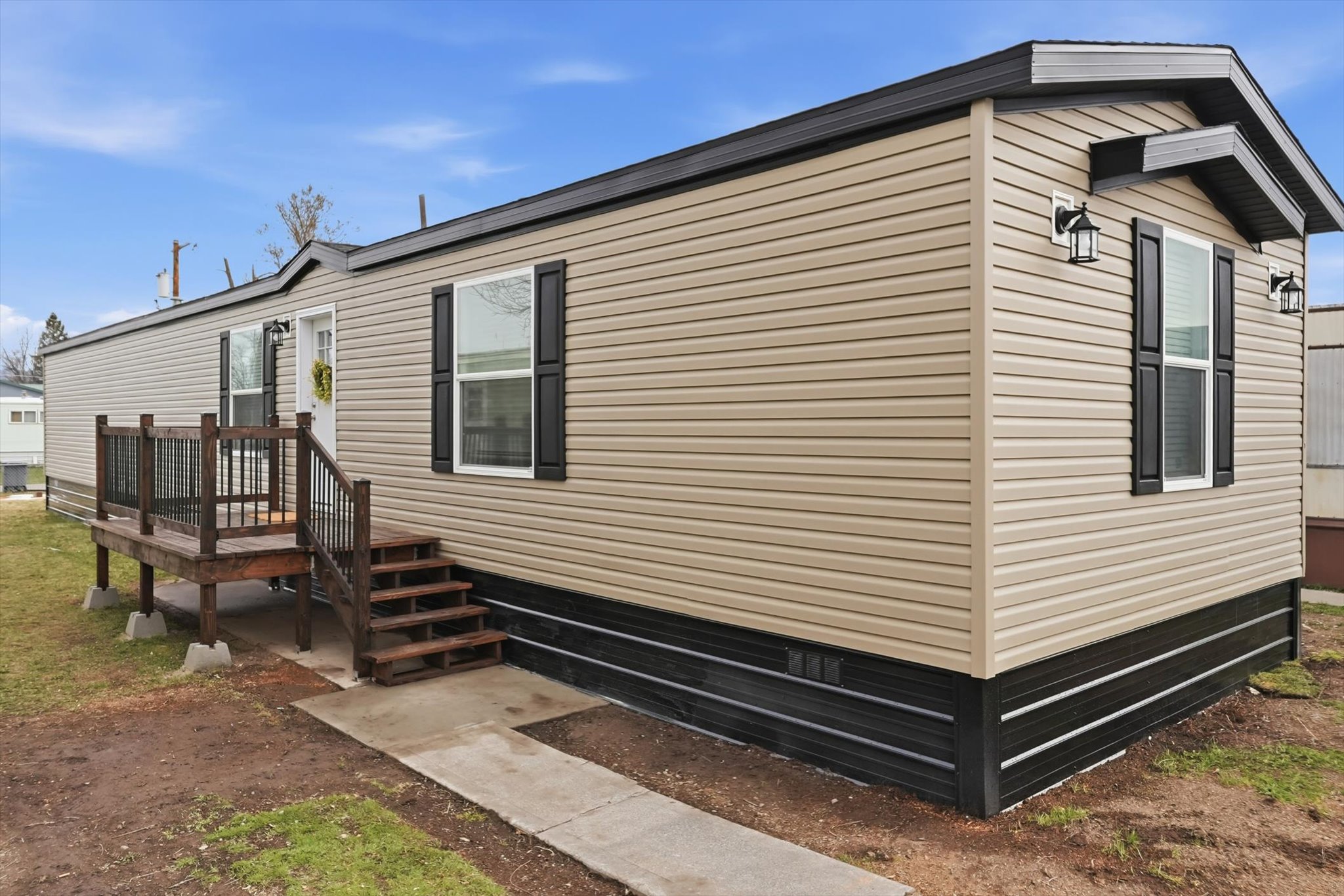 2010 W Kent Avenue Property Photo 1