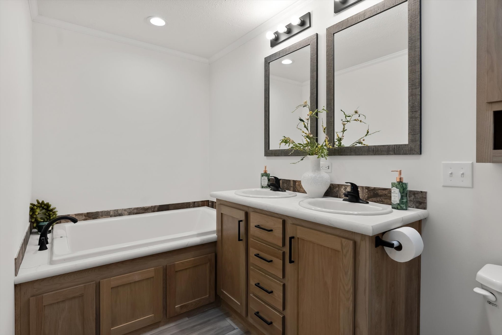 2010 W Kent Avenue Property Photo 15