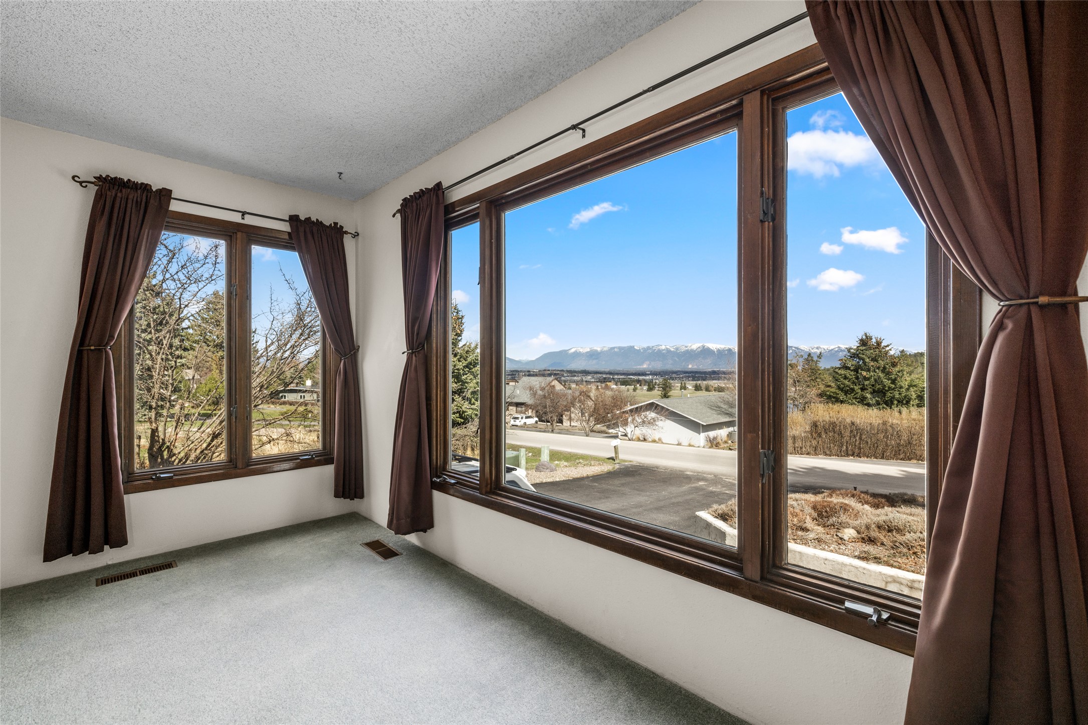 212 Lakeshore Drive Property Photo 13