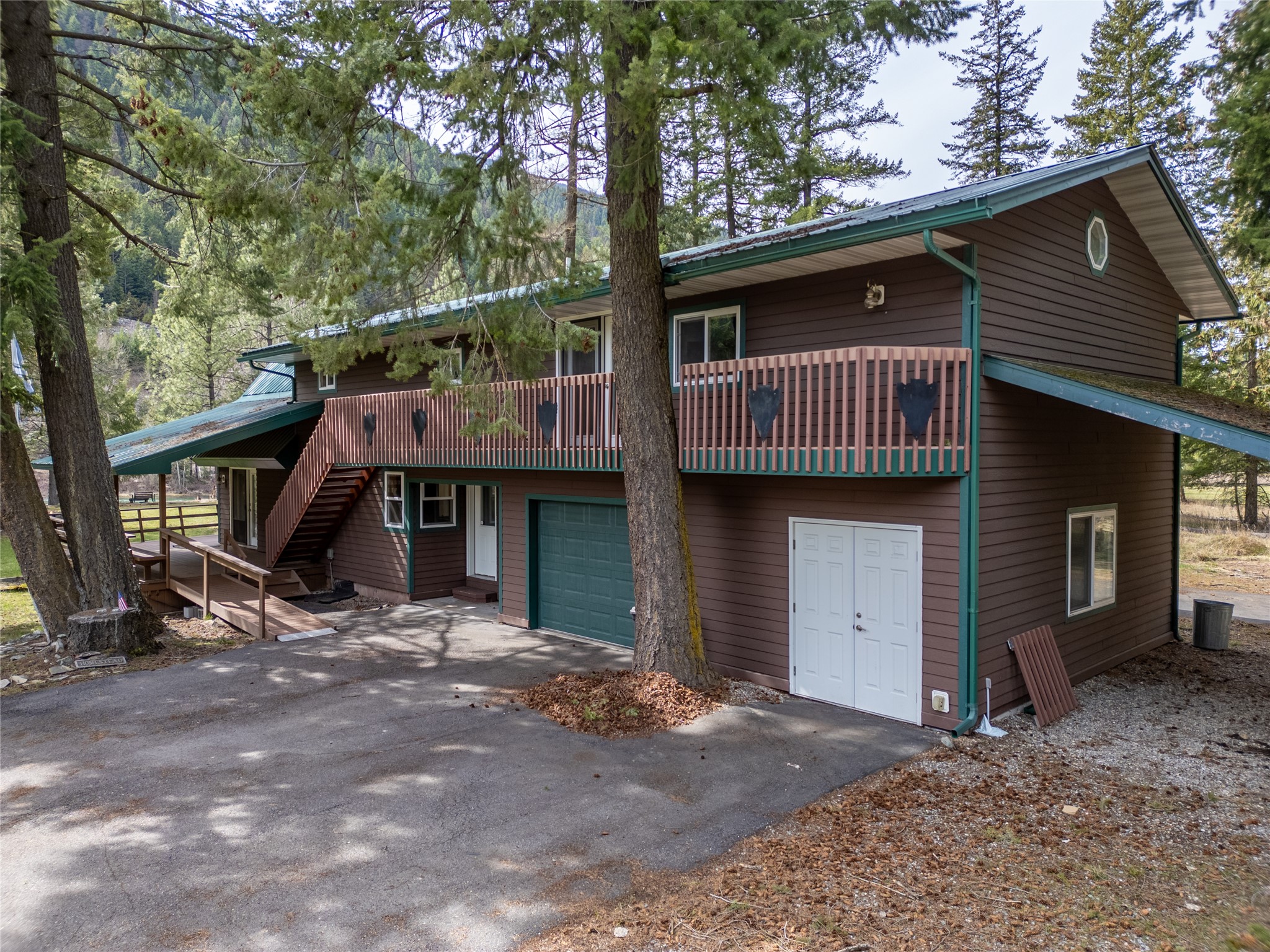 6367 Kootenai River Road Property Photo 8