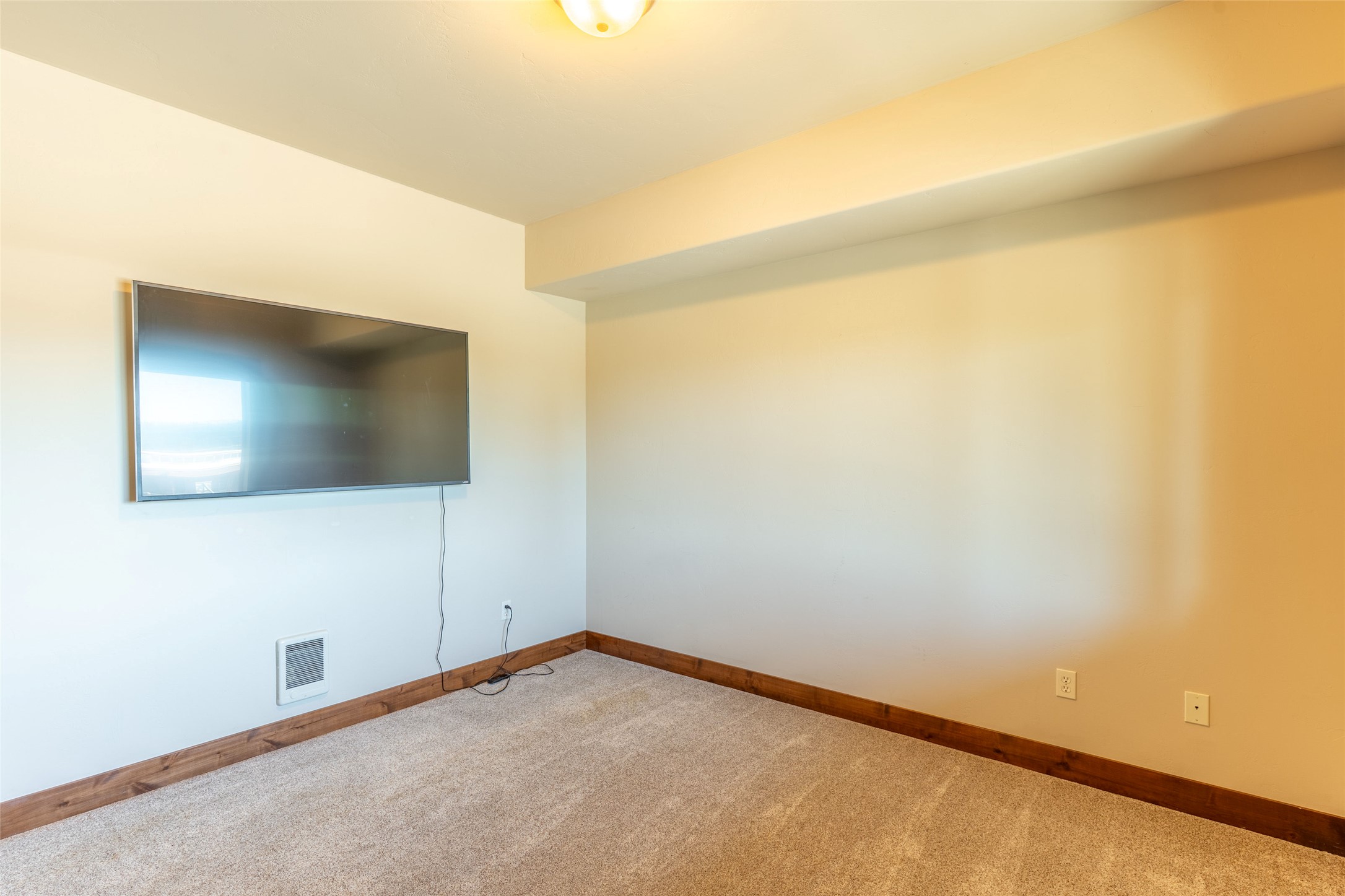 657 Commerce Street Property Photo 11
