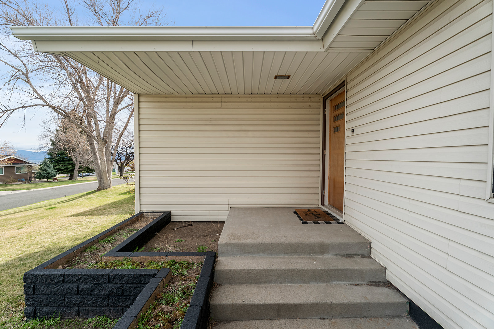 2215 E 6th Avenue Property Photo 6