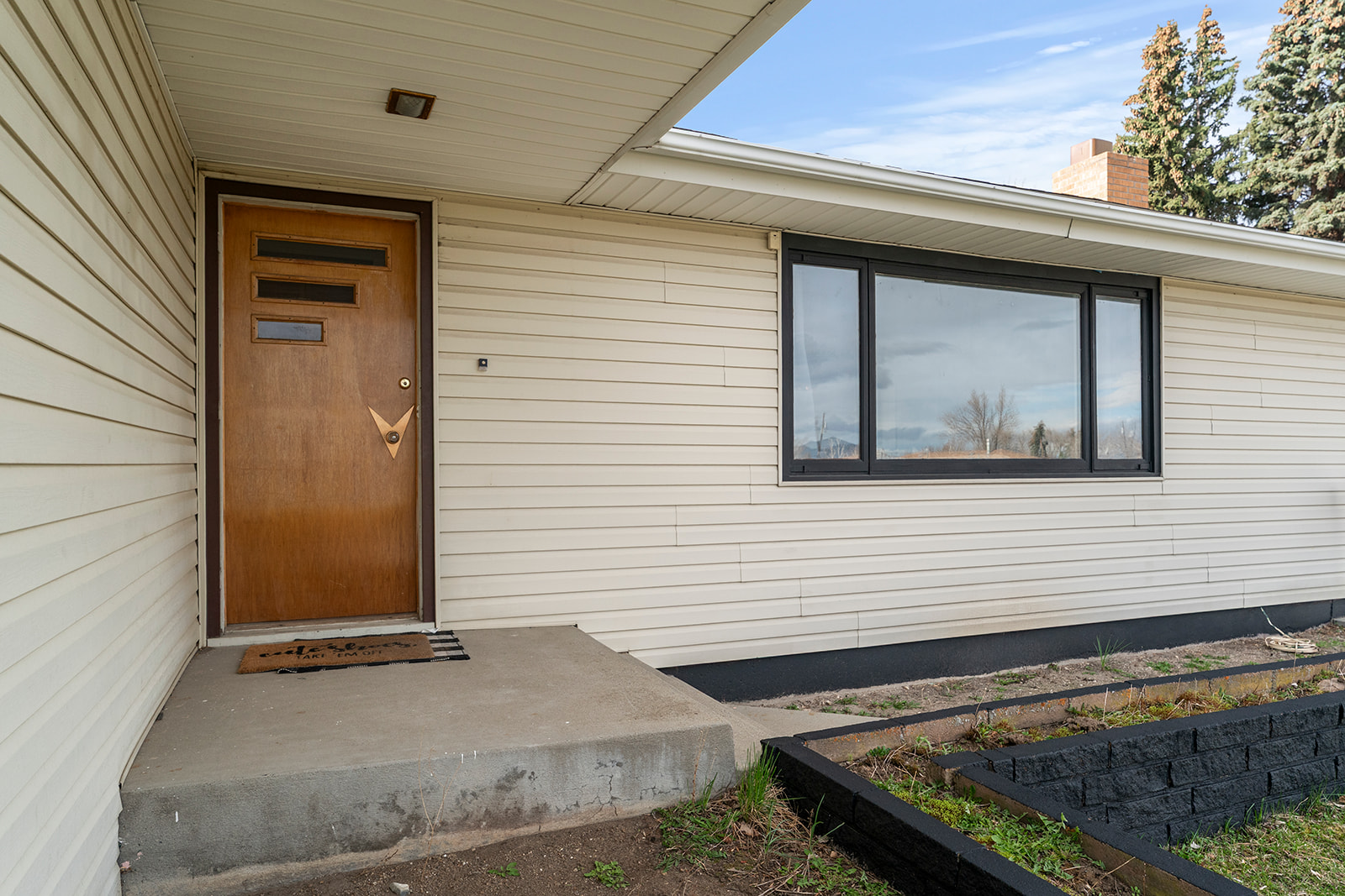 2215 E 6th Avenue Property Photo 7