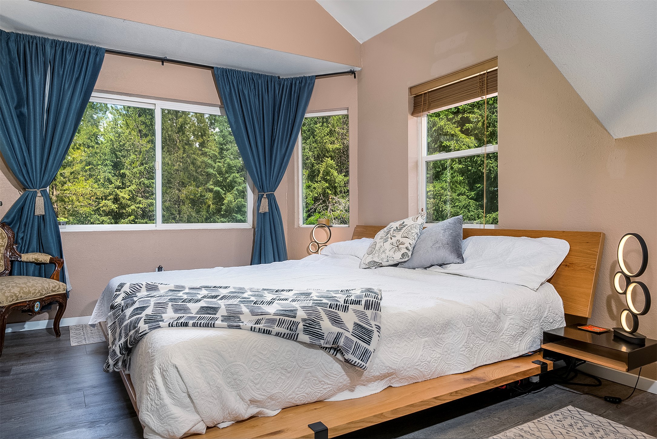 2075 Lion Mountain Loop Road Property Photo 9