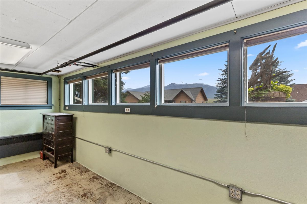 407 1st Avenue W Property Photo 45