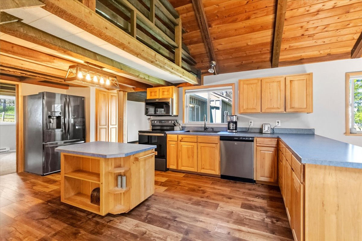 111 Terning Drive W Property Photo 4