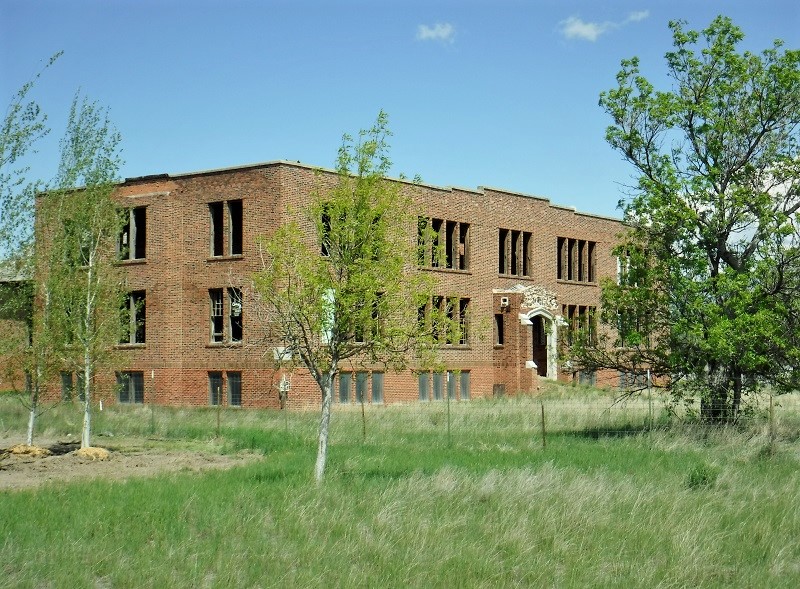 1250 Sierra Road E Property Photo 1